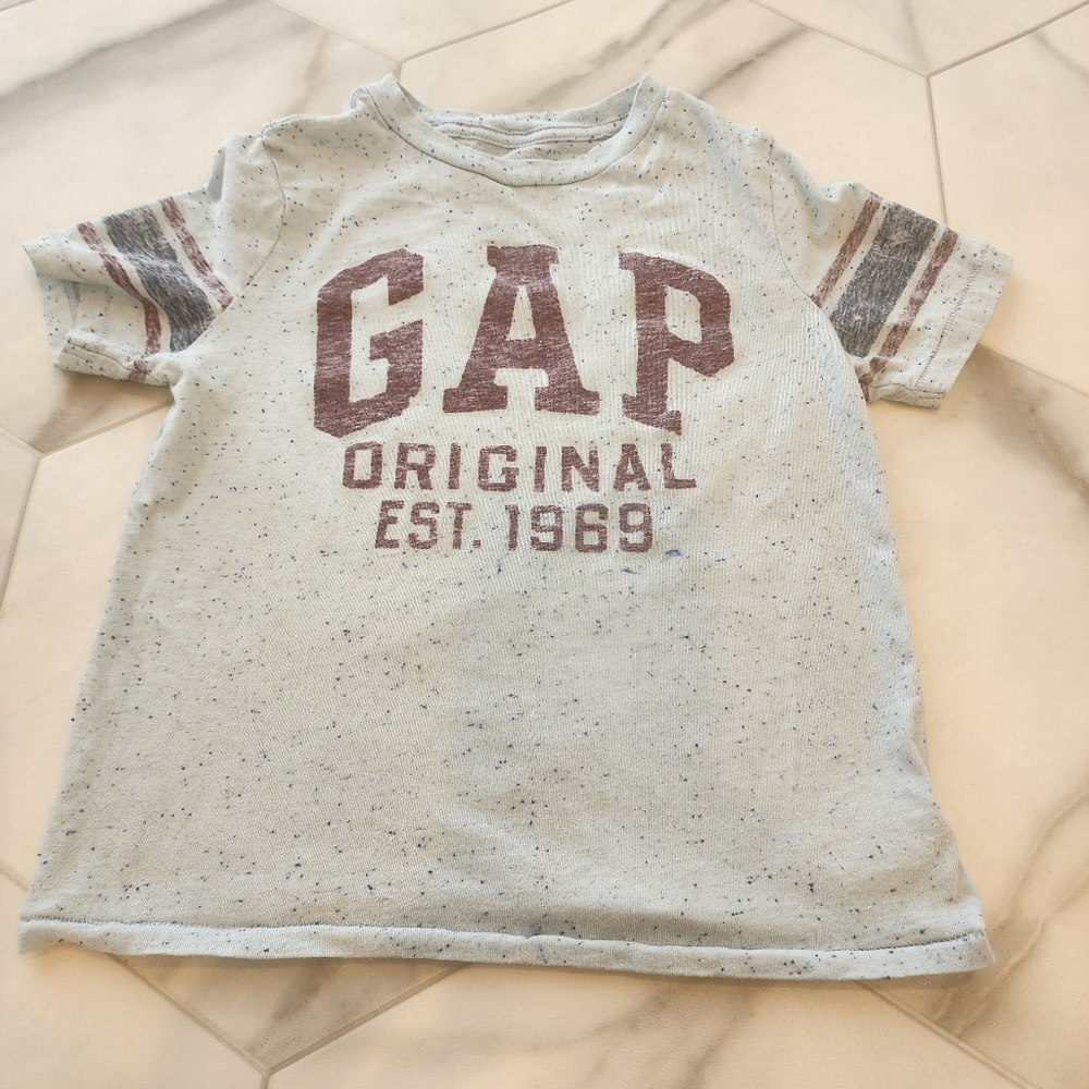 GAP, BOYS SIZE SMALL marled blue vintage vibe t-shirt with striped sleeve.